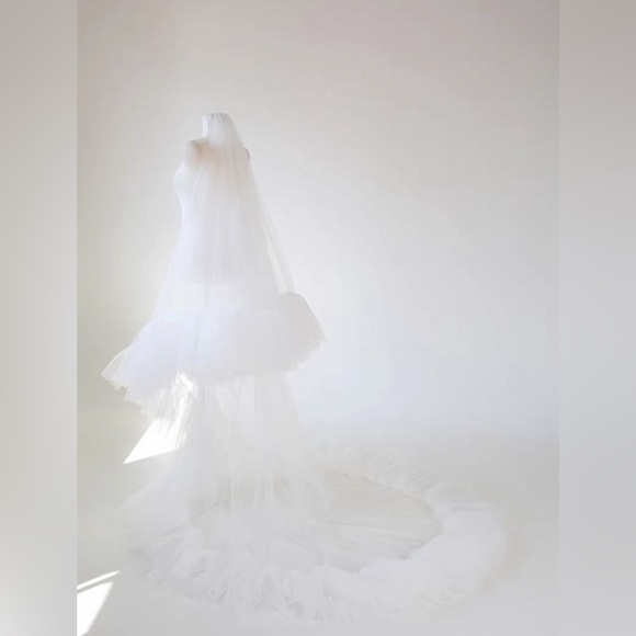 Elegant White Bridal Veil - Picture 3 of 5